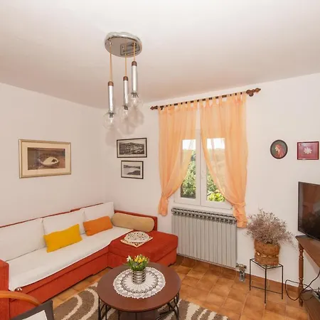 Apartman With Parking Space - 6249 Molat